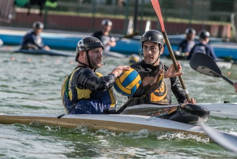 Imagen de El kayak polo llega a las piletas del Parque Alem