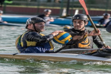 Imagen de El kayak polo llega a las piletas del Parque Alem