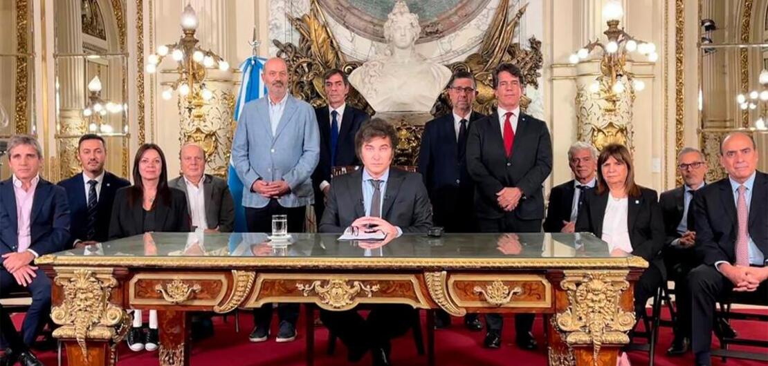 Milei junto a su equipo de trabajo, el d&iacute;a del anuncio del DNU, el 20 de diciembre / Foto X: @OPEArg