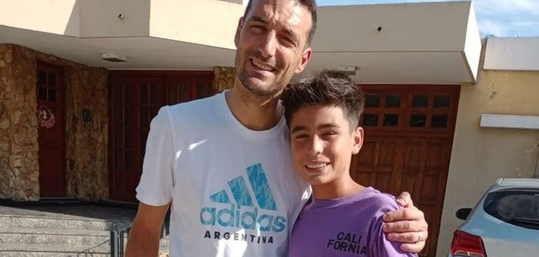 Imagen de Sim&oacute;n le cant&oacute; una chacarera a Scaloni y cumpli&oacute; su sue&ntilde;o