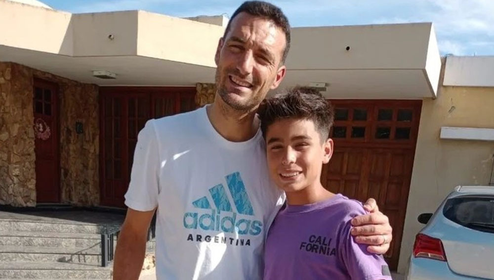Imagen de Sim&oacute;n le cant&oacute; una chacarera a Scaloni y cumpli&oacute; su sue&ntilde;o