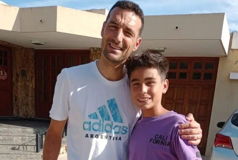 Imagen de Sim&oacute;n le cant&oacute; una chacarera a Scaloni y cumpli&oacute; su sue&ntilde;o