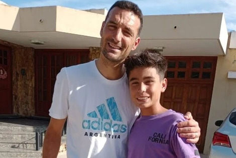 Imagen de Sim&oacute;n le cant&oacute; una chacarera a Scaloni y cumpli&oacute; su sue&ntilde;o