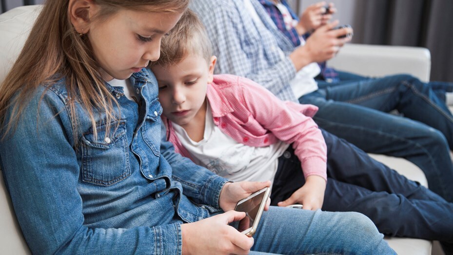 Imagen de Los chicos pasan 4 horas por d&iacute;a en el celular