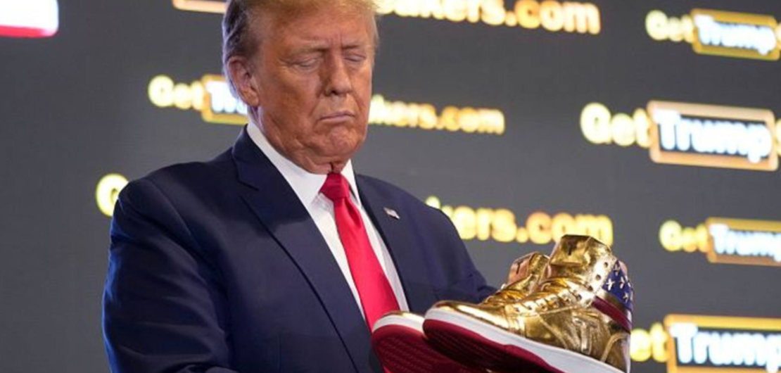 Imagen de Ahora Donald Trump también vende zapatillas