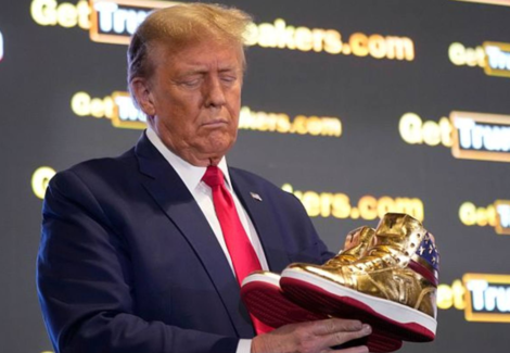 Imagen de Ahora Donald Trump también vende zapatillas
