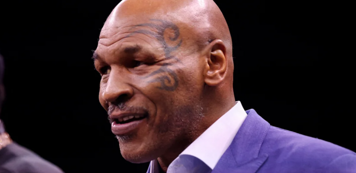 FOTO DE ARCHIVO. Mike Tyson antes del combate entre Jake Paul y Tommy Fury - Diriyah Arena, Diriyah, Riad, Arabia Saudita - Febrero 27, 2023 REUTERS/Ahmed Yosri FOTO DE ARCHIVO. Mike Tyson antes del combate entre Jake Paul y Tommy Fury - Diriyah Arena, Diriyah, Riad, Arabia Saudita - Febrero 27, 2023 REUTERS/Ahmed Yosri