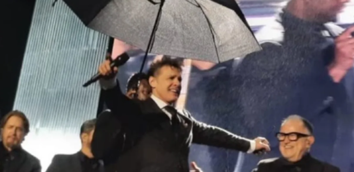 Imagen de Luis Miguel cant&oacute; bajo la lluvia para sus fan&aacute;ticas