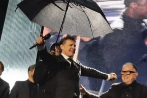 Imagen de Luis Miguel cantó bajo la lluvia para sus fanáticas