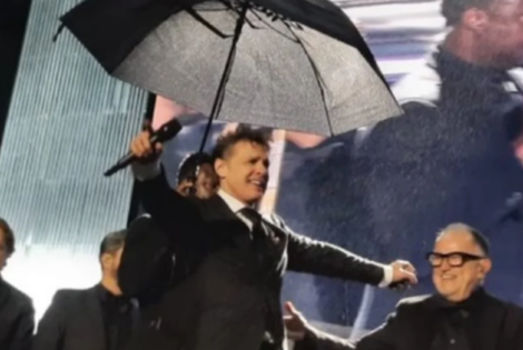 Imagen de Luis Miguel cant&oacute; bajo la lluvia para sus fan&aacute;ticas