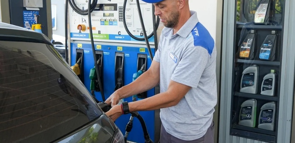 Imagen de A cu&aacute;nto pasar&aacute; el litro de s&uacute;per en YPF con el pr&oacute;ximo aumento de abril