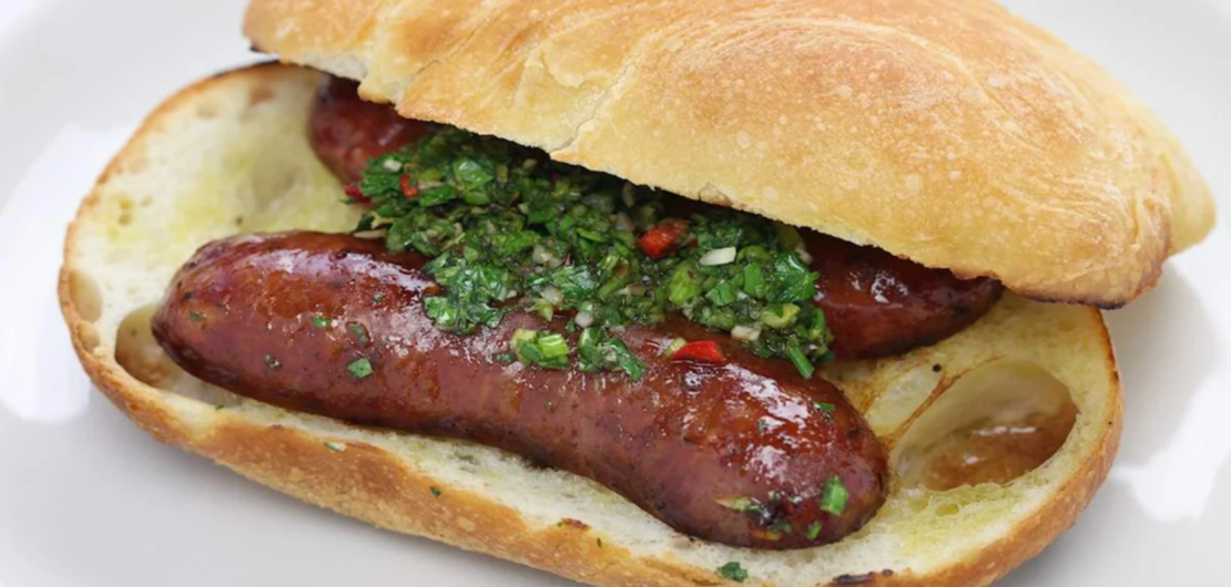 El Choripan se sirve en la previa del asado argentino. Cr&eacute;dito: Taste Atlas