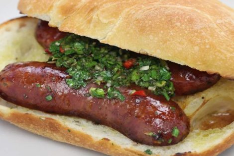 El Choripan se sirve en la previa del asado argentino. Crédito: Taste Atlas