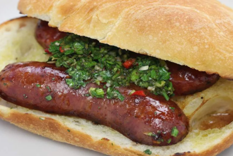 El Choripan se sirve en la previa del asado argentino. Crédito: Taste Atlas El Choripan se sirve en la previa del asado argentino. Crédito: Taste Atlas