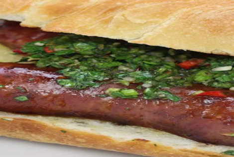 El Choripan se sirve en la previa del asado argentino. Cr&eacute;dito: Taste Atlas