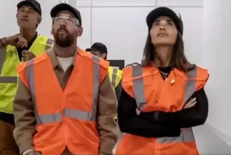 Lionel Messi compartió un video vestido como operario (Foto NA: Captura Video) Lionel Messi compartió un video vestido como operario (Foto NA: Captura Video)
