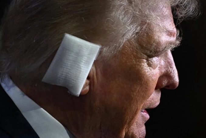 Imagen de Con una venda en la oreja, reapareci&oacute; Trump