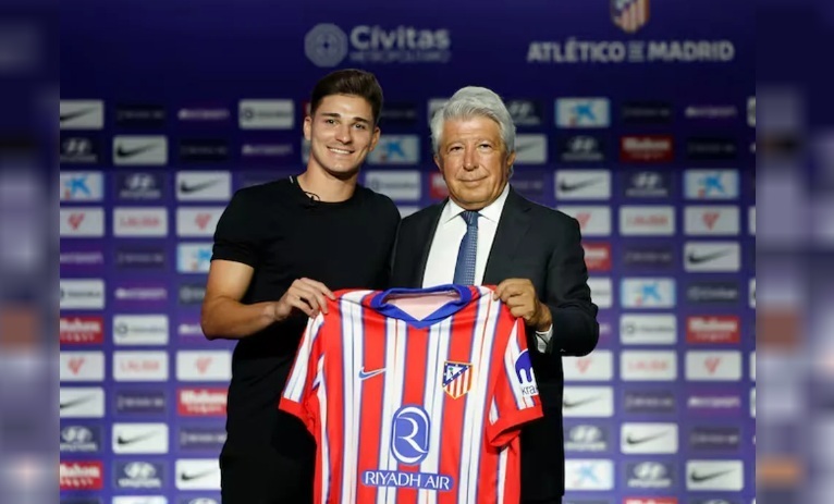 Julián Álvarez junto al presidente del Atlético de Madrid, Enrique Cerezo. Fotografía: EFE/ Mariscal / MARISCAL Julián Álvarez junto al presidente del Atlético de Madrid, Enrique Cerezo. Fotografía: EFE/ Mariscal / MARISCAL