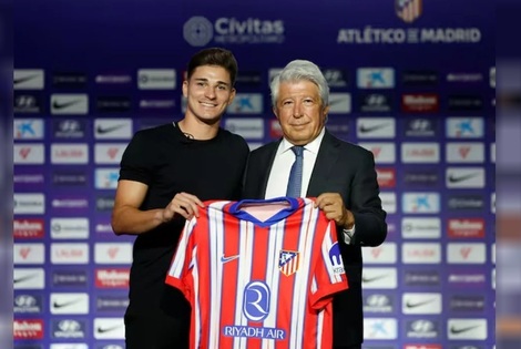 Juli&aacute;n &Aacute;lvarez junto al presidente del Atl&eacute;tico de Madrid, Enrique Cerezo. Fotograf&iacute;a: EFE/ Mariscal / MARISCAL
