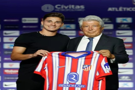 Juli&aacute;n &Aacute;lvarez junto al presidente del Atl&eacute;tico de Madrid, Enrique Cerezo. Fotograf&iacute;a: EFE/ Mariscal / MARISCAL