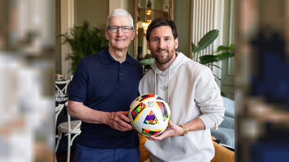 Imagen de Tim Cook, el multimillonario CEO de Apple y una foto con Messi