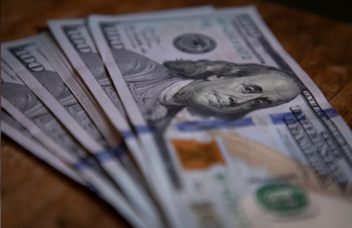 Imagen de Crece la dolarizaci&oacute;n y el blue cerca de los $1.300