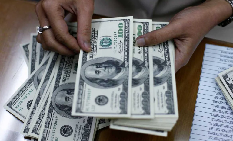 Imagen de Jornada clave: Sin cepo, el d&oacute;lar promedi&oacute; $1.233