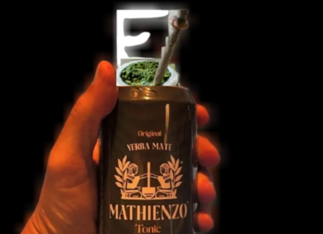 Mate con tónica en lata para beber frío como refresco. (Montaje NA)