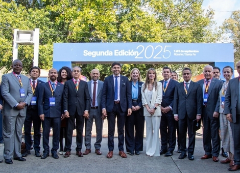 Imagen de Pullaro en el Santa Fe Business Forum 2025