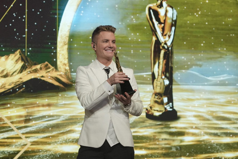 Imagen de SANTIAGO DEL MORO RECIBI&Oacute; EL MART&Iacute;N FIERRO DE ORO.