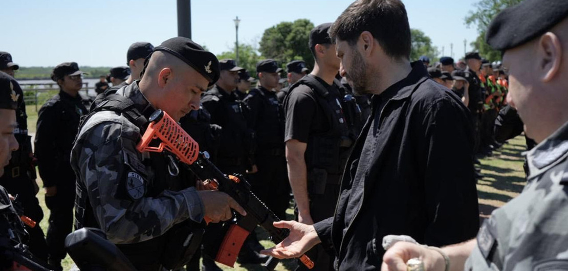 Imagen de Seguridad: polic&iacute;as con armas lanzadoras Byrna