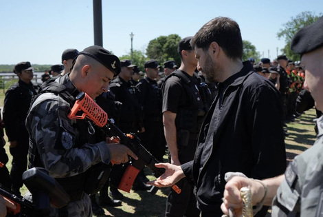 Imagen de Seguridad: policías con armas lanzadoras Byrna Imagen de Seguridad: policías con armas lanzadoras Byrna