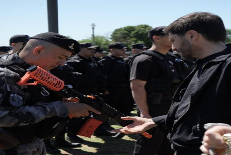 Imagen de Seguridad: polic&iacute;as con armas lanzadoras Byrna