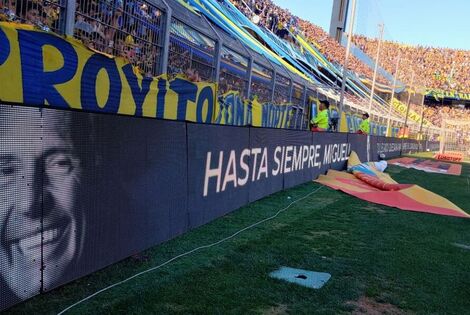 Imagen de Con sus cenizas en el Gigante, Central homenajeó a Russo