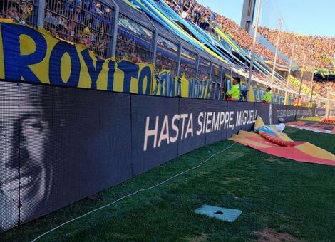 Imagen de Con sus cenizas en el Gigante, Central homenajeó a Russo