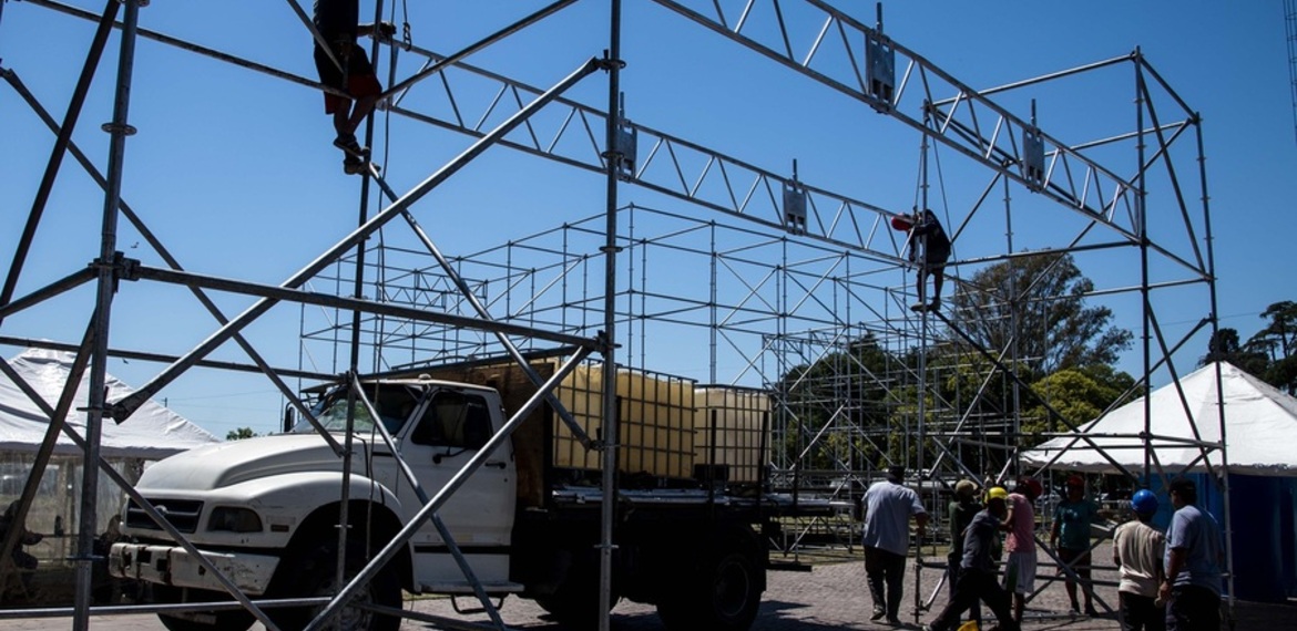 Imagen de Colectividades: comenz&oacute; el armado de carpas y stands