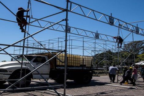 Imagen de Colectividades: comenz&oacute; el armado de carpas y stands