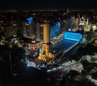 Imagen de Rosario siempre estuvo cerca: m&aacute;s de 300.000 personas con Fito en el monumento