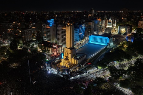 Imagen de Rosario siempre estuvo cerca: más de 300.000 personas con Fito en el monumento Imagen de Rosario siempre estuvo cerca: más de 300.000 personas con Fito en el monumento