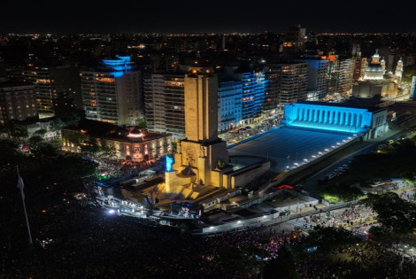 Imagen de Rosario siempre estuvo cerca: m&aacute;s de 300.000 personas con Fito en el monumento