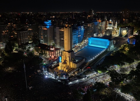 Imagen de Rosario siempre estuvo cerca: más de 300.000 personas con Fito en el monumento Imagen de Rosario siempre estuvo cerca: más de 300.000 personas con Fito en el monumento