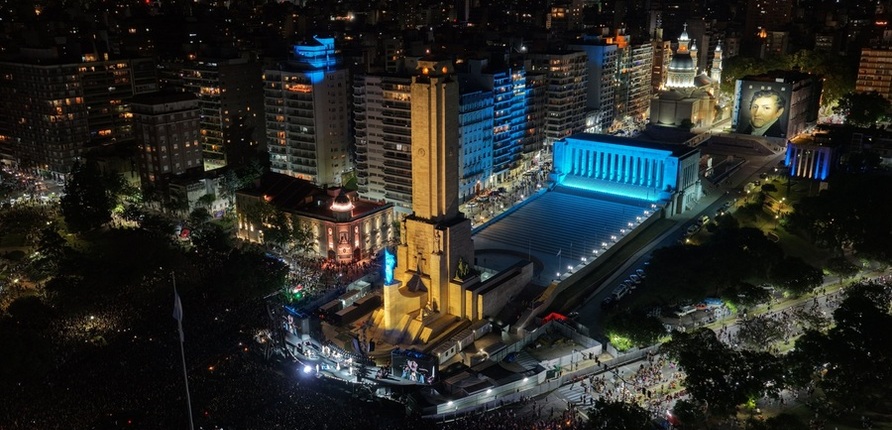 Imagen de Rosario siempre estuvo cerca: m&aacute;s de 300.000 personas con Fito en el monumento
