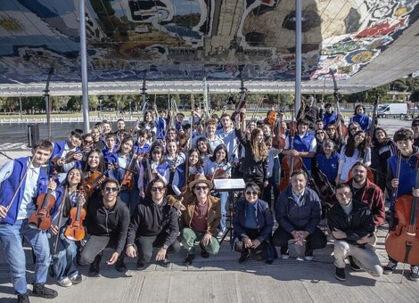 Imagen de la Escuela Orquesta de barrio Ludue&ntilde;a con Coti Sorokin