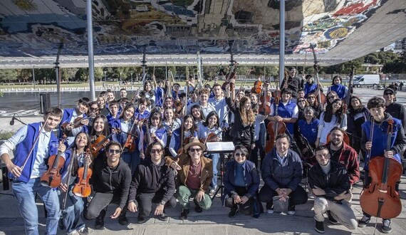 Imagen de la Escuela Orquesta de barrio Ludue&ntilde;a con Coti Sorokin