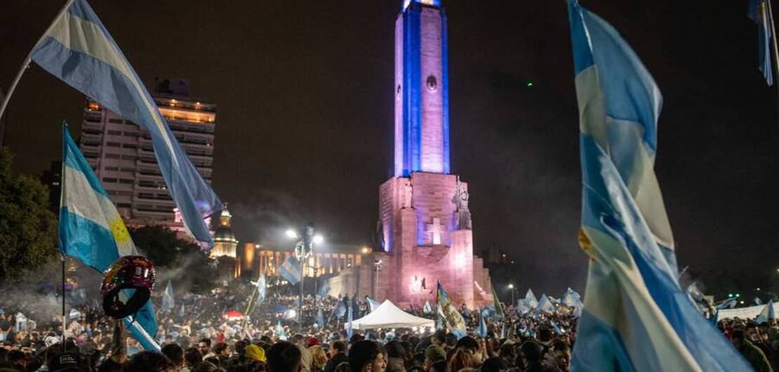 Imagen de El Monumento se ti&ntilde;&oacute; de celeste y blanco: as&iacute; festej&oacute; Rosario el pase a la final