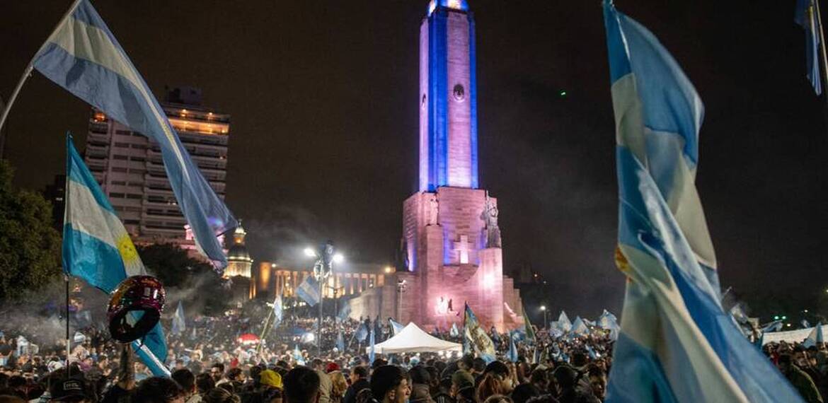Imagen de El Monumento se tiñó de celeste y blanco: así festejó Rosario el pase a la final Imagen de El Monumento se tiñó de celeste y blanco: así festejó Rosario el pase a la final