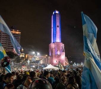 Imagen de El Monumento se ti&ntilde;&oacute; de celeste y blanco: as&iacute; festej&oacute; Rosario el pase a la final