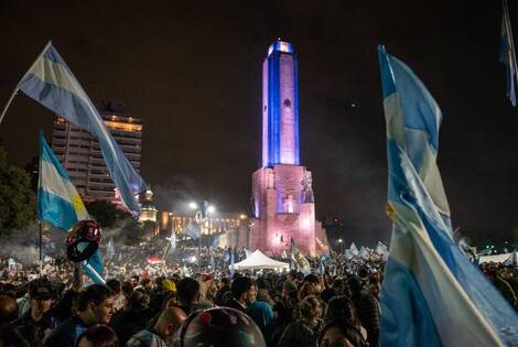 Imagen de El Monumento se ti&ntilde;&oacute; de celeste y blanco: as&iacute; festej&oacute; Rosario el pase a la final
