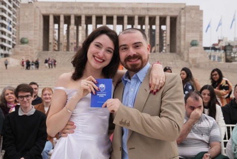 Imagen de 11 parejas dieron el s&iacute; en el Monumento a la Bandera