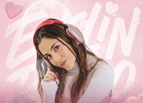 Imagen de Evelin Russo presenta �Universos� en Capit&aacute;n